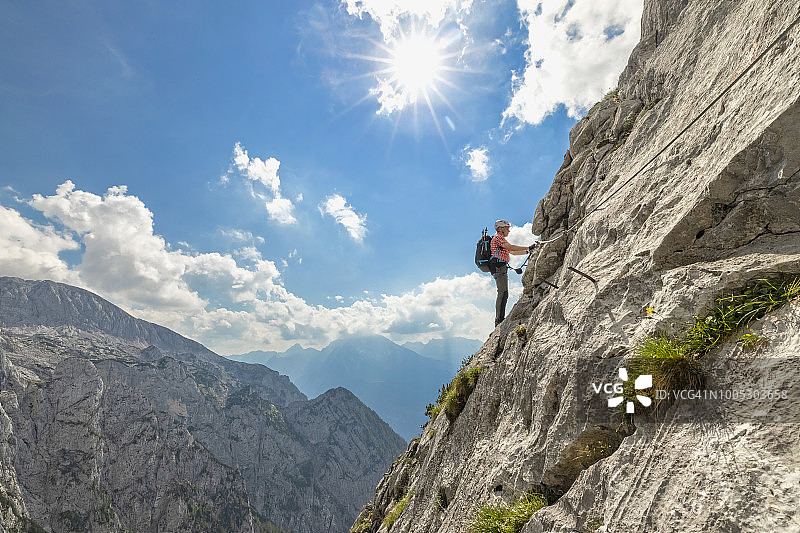 贝希特斯加登国家公园阿尔卑斯山脉的霍赫尔山铁索攀岩登山者图片素材