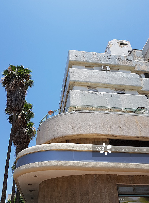 以色列中部包豪斯国际风格的狭窄弧形阳台和小窗户的仰视，竖版图片素材