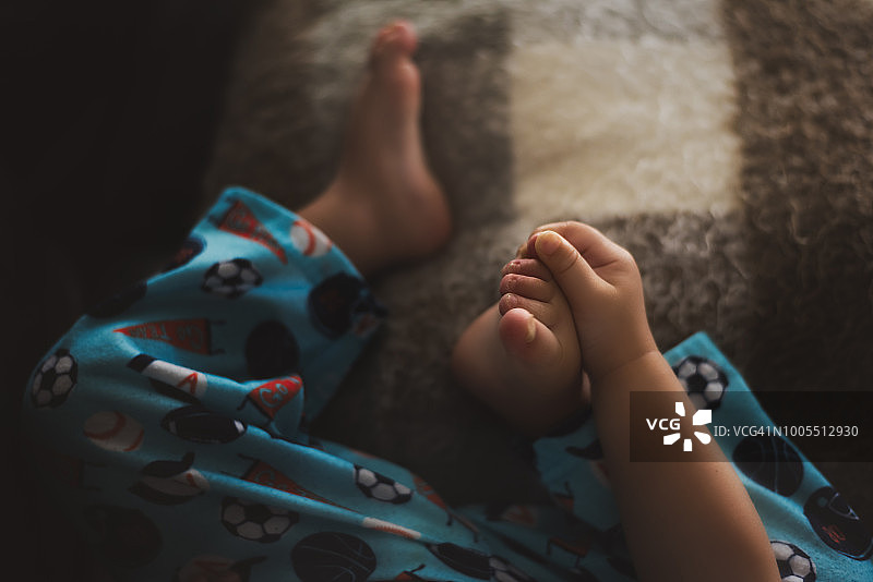 手足口病后，幼儿触摸脚和脚趾图片素材
