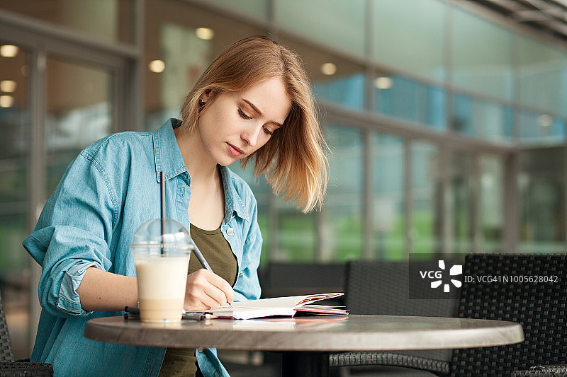 在素描本上绘画的20岁女子图片素材