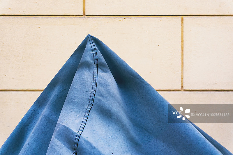 蓝色保护罩下的摩托车图片素材