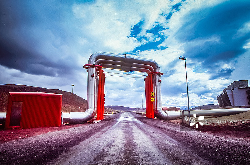 冰岛米湖附近的管道穿过道路图片素材