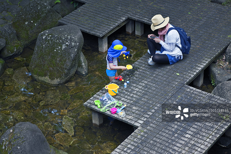 东京北部市区都电荒川线沿河公园休息区图片素材