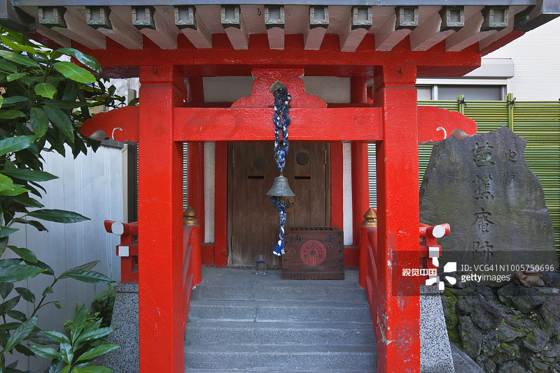 日本东京江东区深川老城区的历史悠久的芭蕉稻荷神社图片素材
