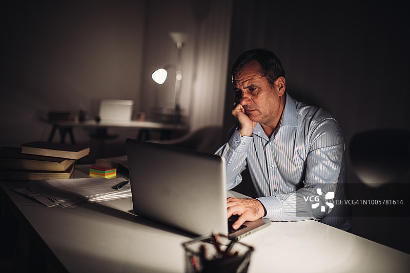 工作到很晚图片素材