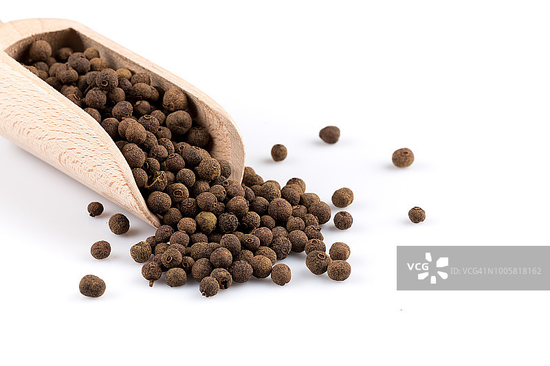 撒落大粒黑胡椒的木铲图片素材