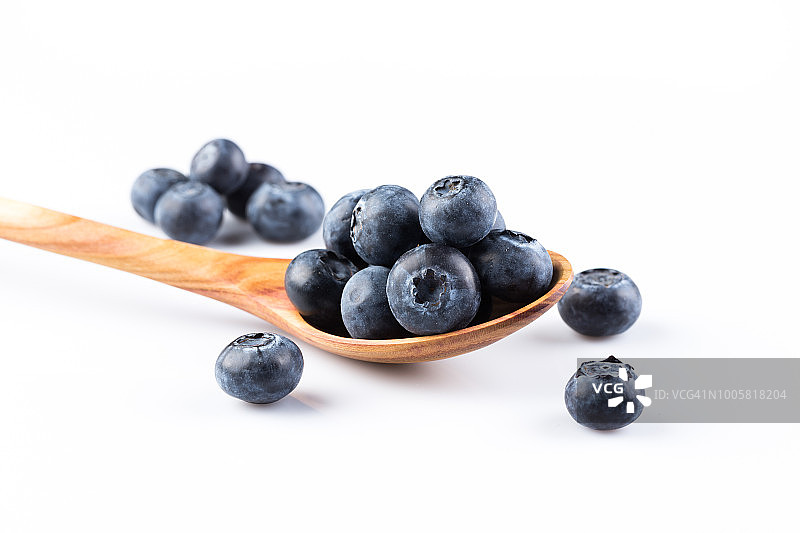 白色背景上的一组新鲜多汁的蓝莓图片素材