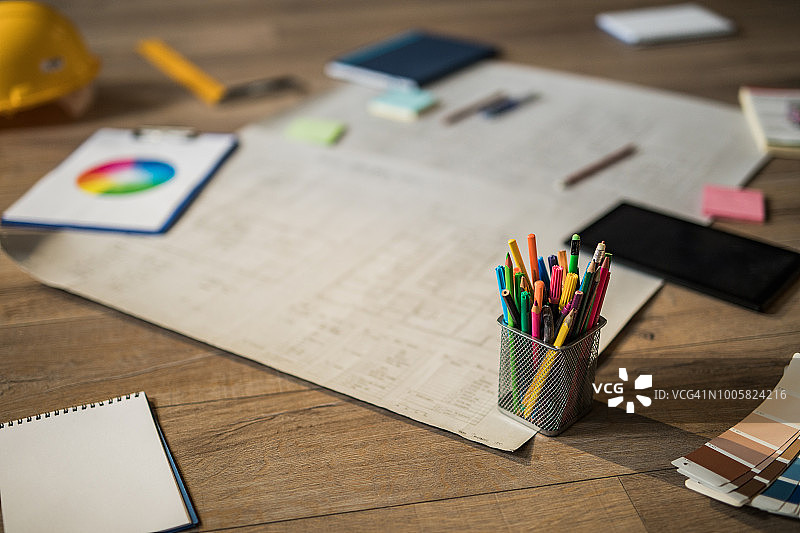 带有蓝图的办公用品！图片素材