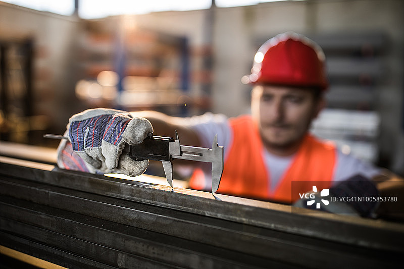 用卡尺测量钢材特写图片素材