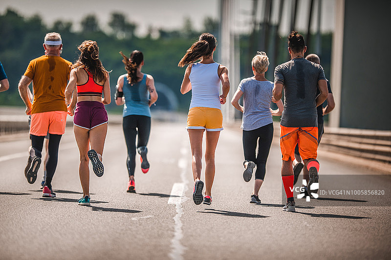 马拉松比赛中运动员的背影图片素材