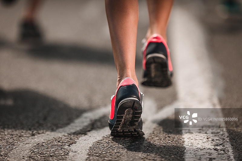 马拉松运动员在路上奔跑特写图片素材
