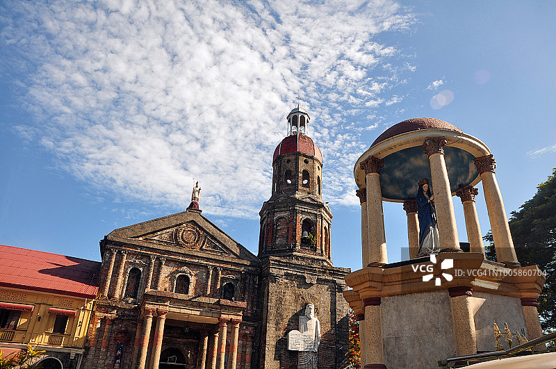 教堂前的仰视角度图片素材