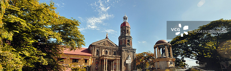 仰视角度：教堂与钟楼图片素材