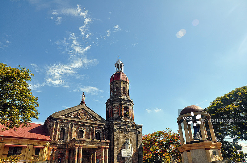 教堂前的仰视角度图片素材