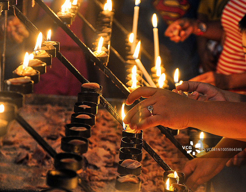 一群人点燃蜡烛图片素材