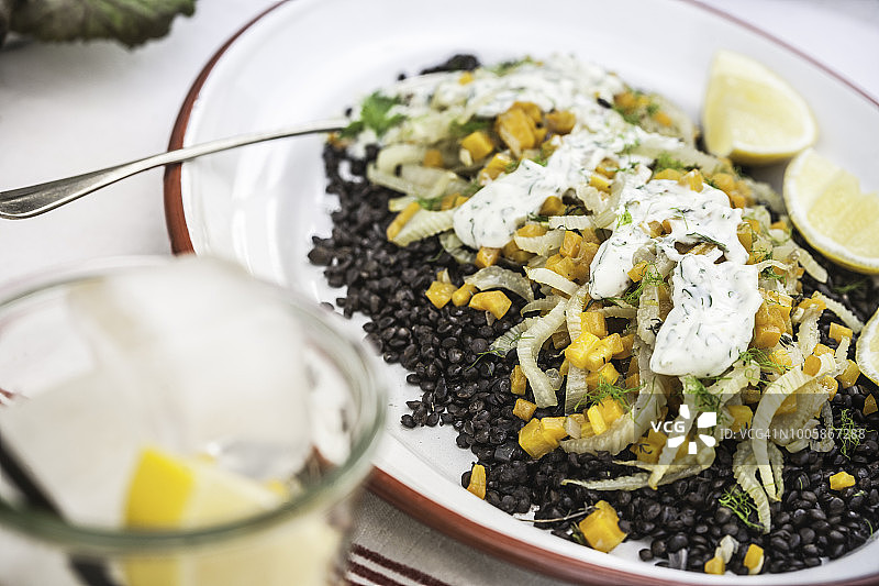 白鲸小扁豆茴香沙拉配香草蛋黄酱图片素材