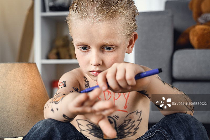 有纹身的男孩图片素材