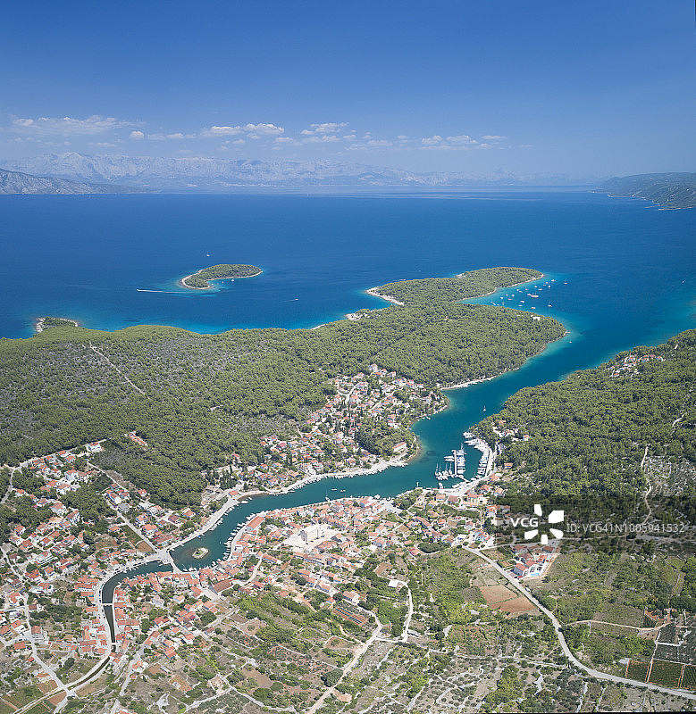 克罗地亚赫瓦尔岛的弗尔博斯卡小镇图片素材