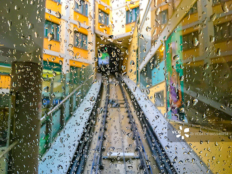 雨天城市中的缆车图片素材