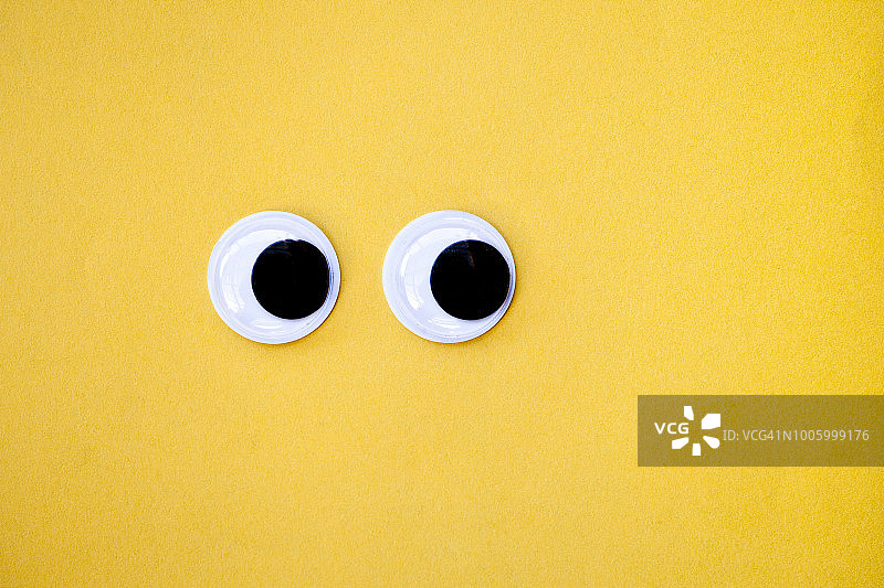 黄色背景上的卡通眼睛图片素材