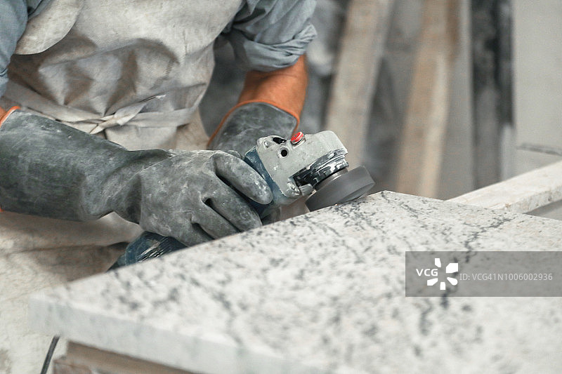 工人在车间抛光大理石图片素材