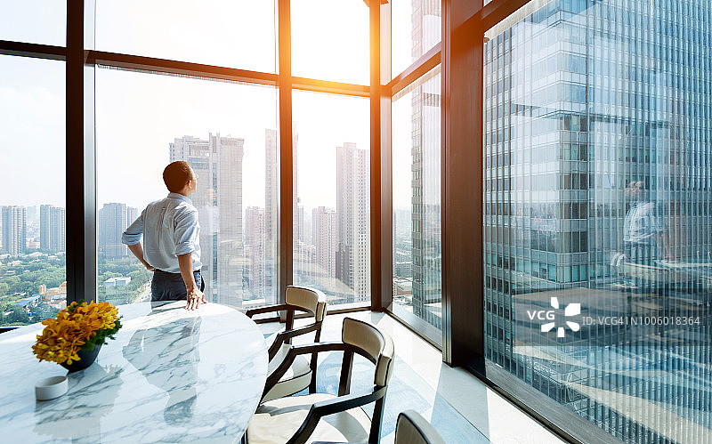 商人站立并眺望城市景观图片素材