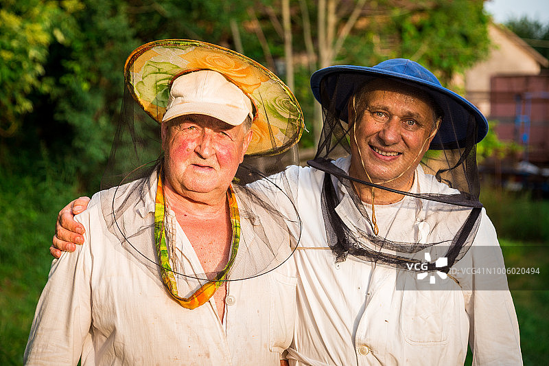 养蜂人在户外采蜜图片素材