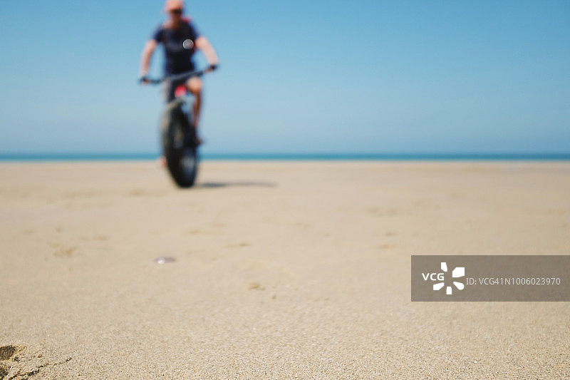 沙滩上的山地自行车图片素材