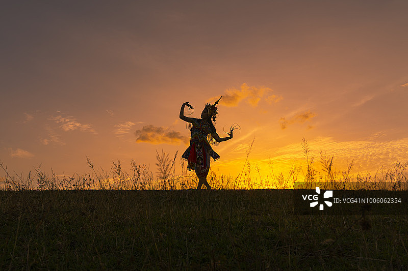 泰国洛坤府玛诺拉传统舞蹈日落场景图片素材