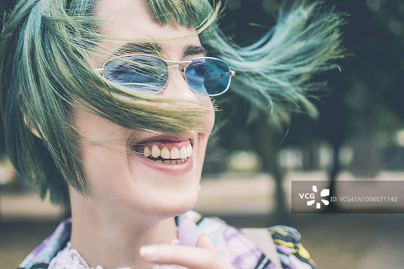 绿发潮人女孩侧身图片素材