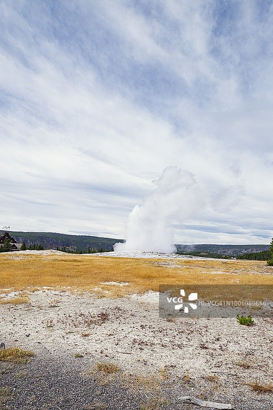 黄石国家公园老忠实间歇泉图片素材