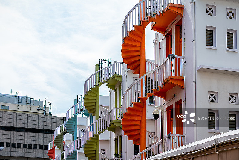 新加坡武吉士村的彩色螺旋楼梯图片素材