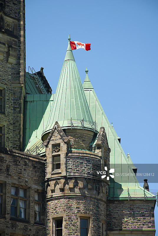加拿大渥太华的联邦大厦与加拿大国旗图片素材