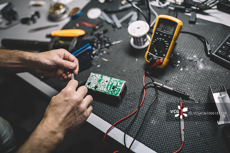 男人用万用表检查电压图片素材