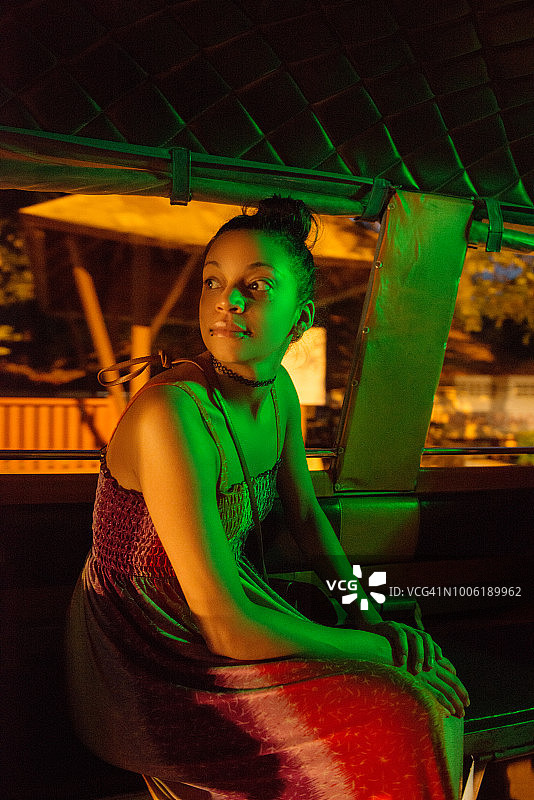 在泰国夜间乘坐公共交通的西班牙裔美国女性图片素材
