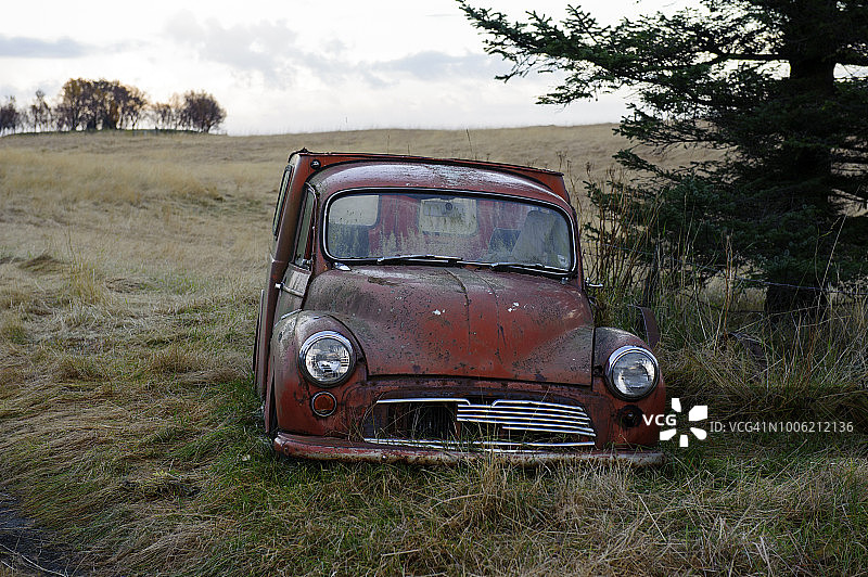 冰岛南部教堂镇的废弃老爷车图片素材