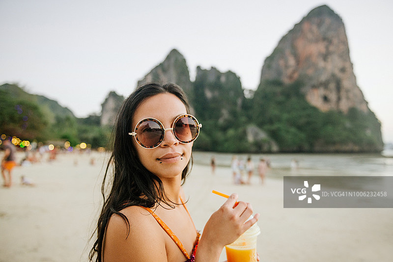 在泰国甲米莱利海滩的漂亮拉美裔女子图片素材