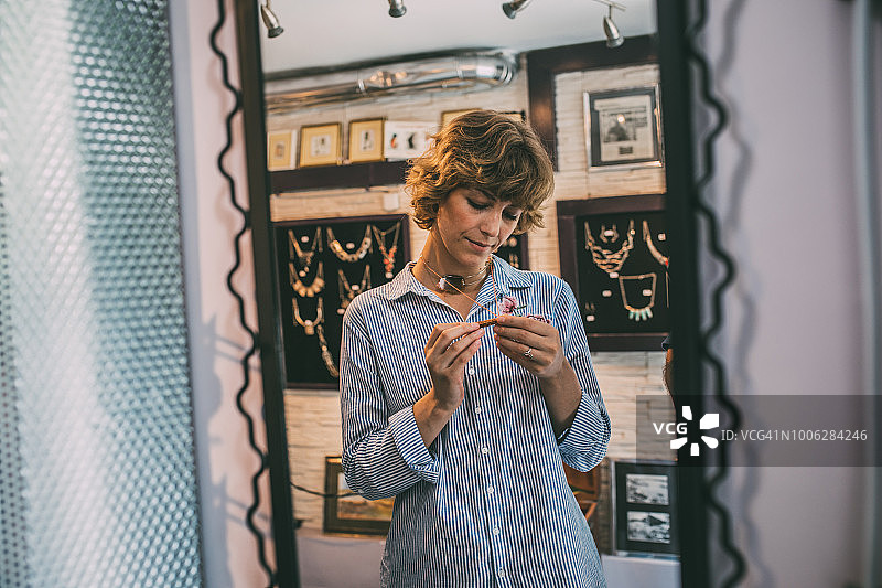 女孩喜欢珠宝图片素材