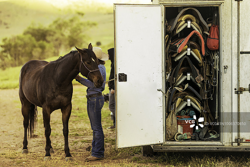 马鞍架马拖车图片素材