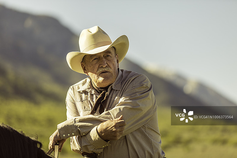 在犹他州骑马的年长牛仔图片素材
