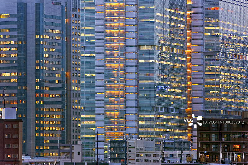 日本东京港区品川车站的黄昏办公楼图片素材