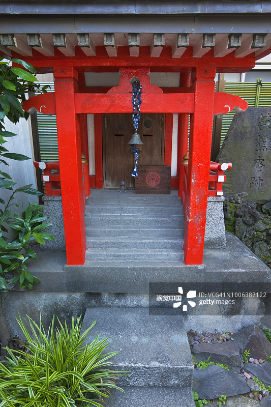 日本东京江东区深川老城区的历史悠久的芭蕉稻荷神社图片素材