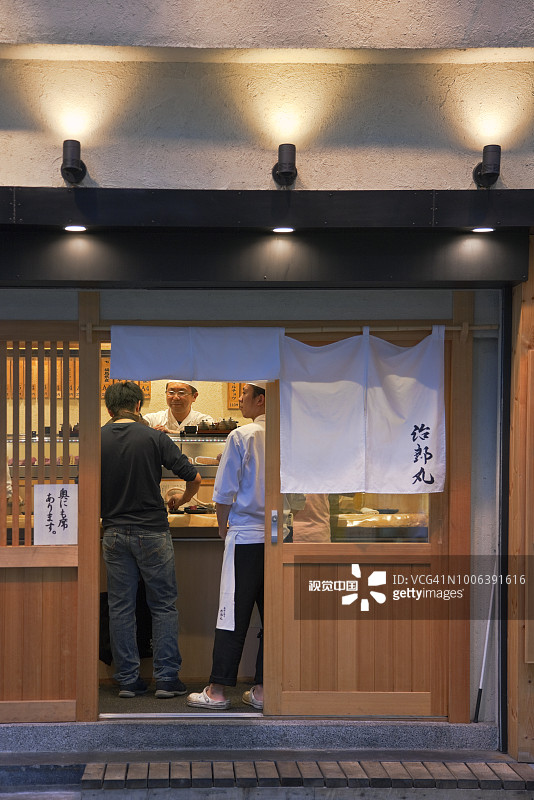 日本东京秋叶原电器街传统餐厅的外部暮光景色图片素材