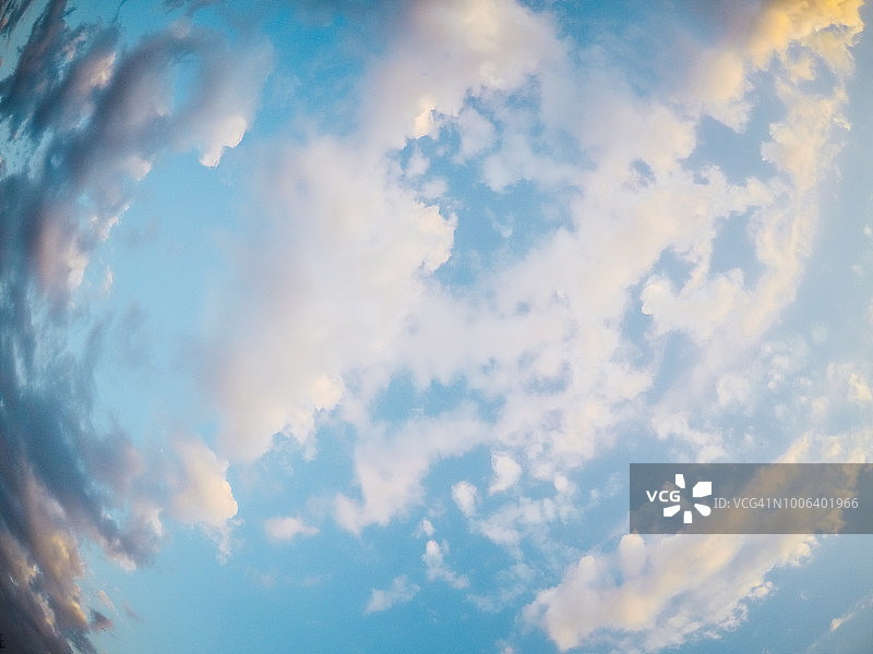 鱼眼广角镜头下的蓝天白云图片素材