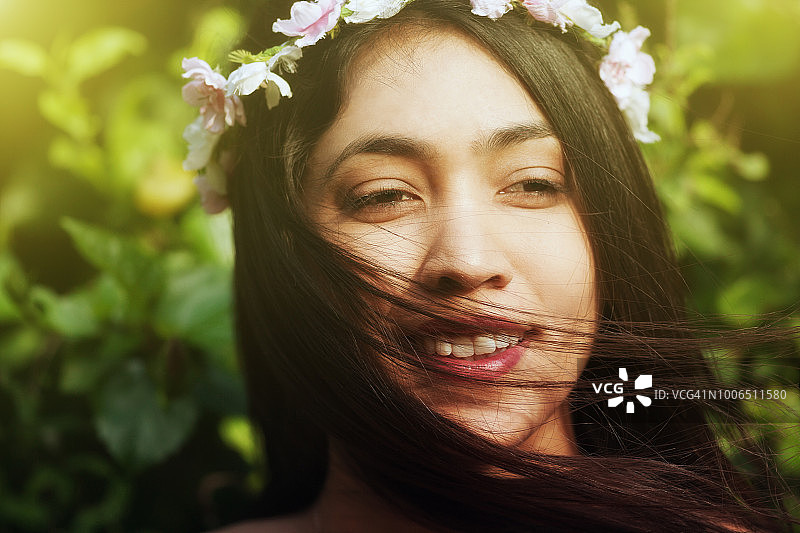 风吹起秀发的年轻漂亮橄榄肤色女子图片素材