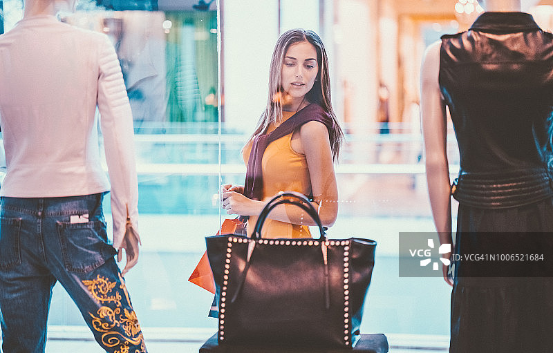 在购物中心的年轻女人图片素材