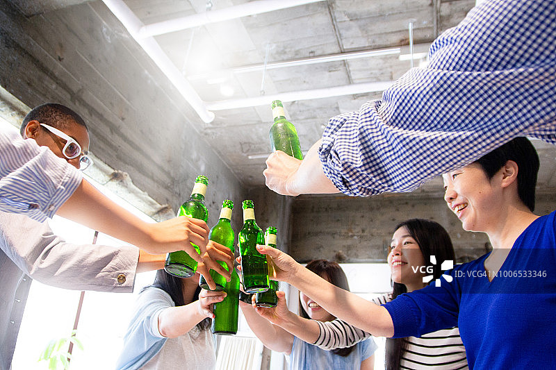 在办公室努力工作后庆祝图片素材