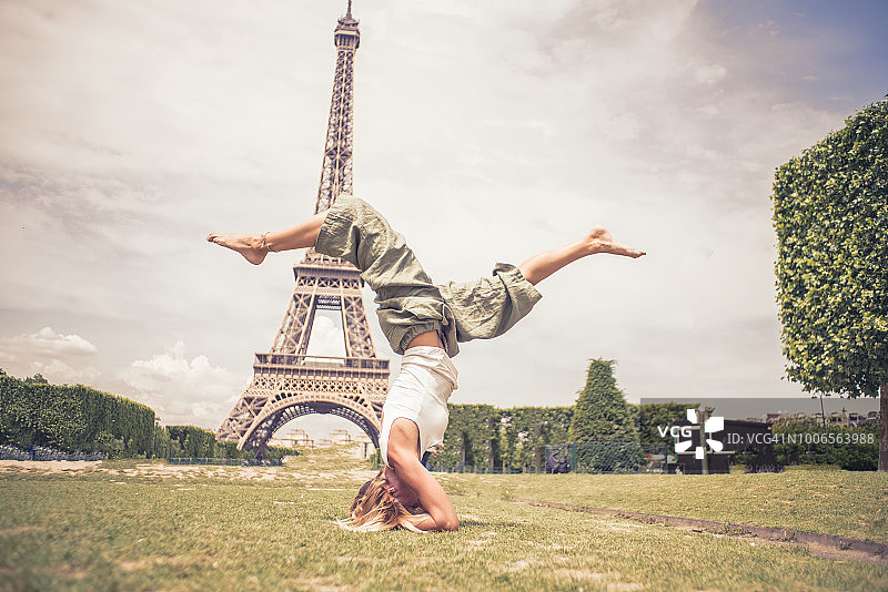 年轻女人在巴黎旅行，在首都春天做瑜伽——头倒立图片素材
