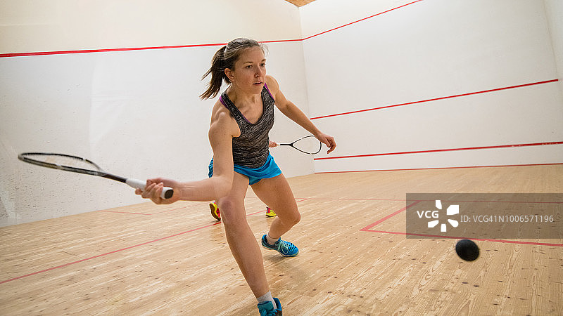 年轻女人打壁球图片素材