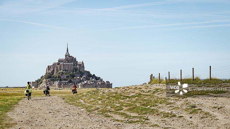 骑自行车前往圣米歇尔山度假，法国布列塔尼图片素材